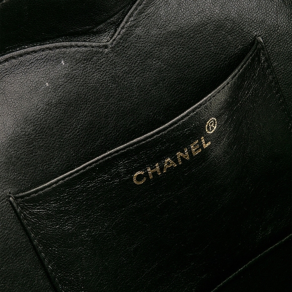 CHANEL Black Cosmetic Bag with Glossy Patent Leather and Gold Zipper - Picture 2 of 7